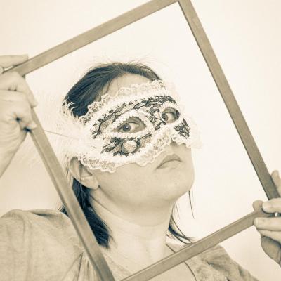 Laure cartel portrait hors cadre
